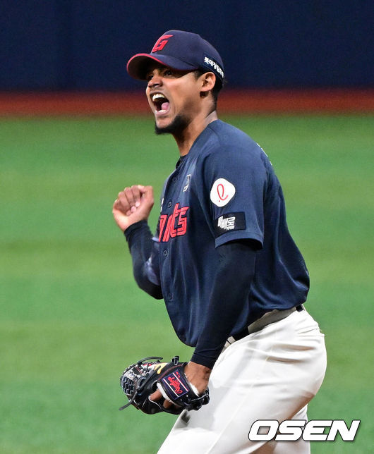 [OSEN=고척, 지형준 기자] 10일 서울 고척스카이돔에서 ‘2026 신한은행 SOL Bank KBO리그’ 키움 히어로즈와 롯데 자이언츠의 경기가 열렸다.이날 키움은 라울 알칸타라, 롯데는 엘빈 로드리게스를 선발투수로 내세웠다.&nbsp;8회말 수비를 마친 롯데 로드리게스가 포효하고 있다. 2026.04.10&nbsp;/ jpnews@osen.co.kr