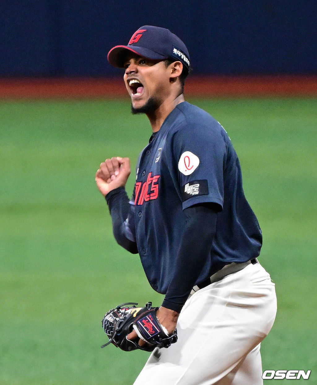10일 서울 고척스카이돔에서 ‘2026 신한은행 SOL Bank KBO리그’ 키움 히어로즈와 롯데 자이언츠의 경기가 열렸다.이날 키움은 라울 알칸타라, 롯데는 엘빈 로드리게스를 선발투수로 내세웠다. 8회말 수비를 마친 롯데 로드리게스가 포효하고 있다. 2026.04.10 / jpnews@osen.co.kr