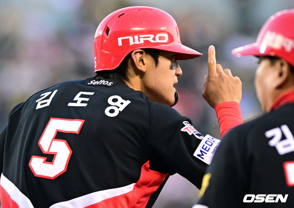 프로야구 LG 트윈스가 KIA 타이거즈에 위닝에 성공했다. LG 2일 잠실구장에서 열린 2026 KBO리그 KIA와 경기에서 2-1로 승리했다. 1승 1패를 주고받고 3연전 마지막 경기에서 승리했다. 이로써 LG는 개막 3연패 이후 2연승을 기록했다. KIA는 1승 4패가 됐다. 1회초 2사 KIA 김도영이 내야안타를 날린 뒤 베이스를 밟고 있다. 2026.04.02 /cej@osen.co.kr