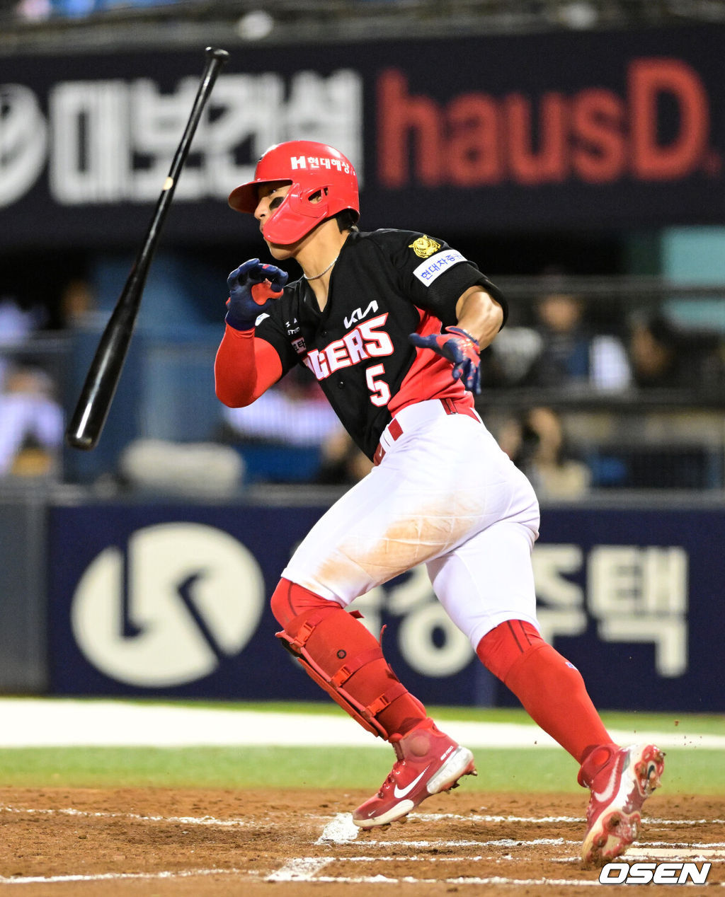 31일 서울 잠실야구장에서 2026 신한 SOL KBO리그 LG 트윈스와 KIA 타이거즈즈의 경기가 열렸다. 이날 LG는 톨허스트, KIA는 아담 올러를 선발로 내세웠다.6회초 무사에서KIA 김도영이 좌익선상 2루타를 날리고 있다. 2026.03.31 / jpnews@osen.co.kr