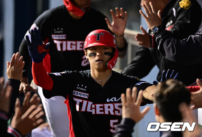 [OSEN=잠실, 지형준 기자] 31일 서울 잠실야구장에서 2026 신한 SOL KBO리그 LG 트윈스와 KIA 타이거즈즈의 경기가 열렸다. 이날 LG는 톨허스트, KIA는 아담 올러를 선발로 내세웠다.2회초 2사 2루에서 KIA 김도영이 좌월 투런포를 날리고 더그아웃에서 동료선수들과 기뻐하고 있다. 2026.03.31&nbsp;/ jpnews@osen.co.kr