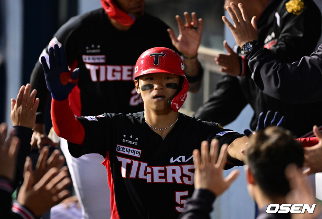 31일 서울 잠실야구장에서 2026 신한 SOL KBO리그 LG 트윈스와 KIA 타이거즈즈의 경기가 열렸다. 이날 LG는 톨허스트, KIA는 아담 올러를 선발로 내세웠다.2회초 2사 2루에서 KIA 김도영이 좌월 투런포를 날리고 더그아웃에서 동료선수들과 기뻐하고 있다. 2026.03.31 / jpnews@osen.co.kr