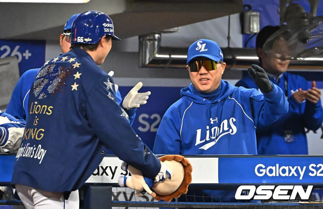 [OSEN=대구, 이석우 기자] 10일 대구삼성라이온즈파크에서 2026 신한 SOL KBO 리그 삼성 라이온즈와 NC 다이노스의 경기가 열렸다. 홈팀 삼성은 후라도가, 방문팀 NC는 구창모가 선발 출전했다. 삼성 라이온즈 박승규가 5회말 1사 좌월 솔로 홈런을 치고 박진만 감독의 축하를 받고 있다. 2026.04.10 / foto0307@osen.co.kr