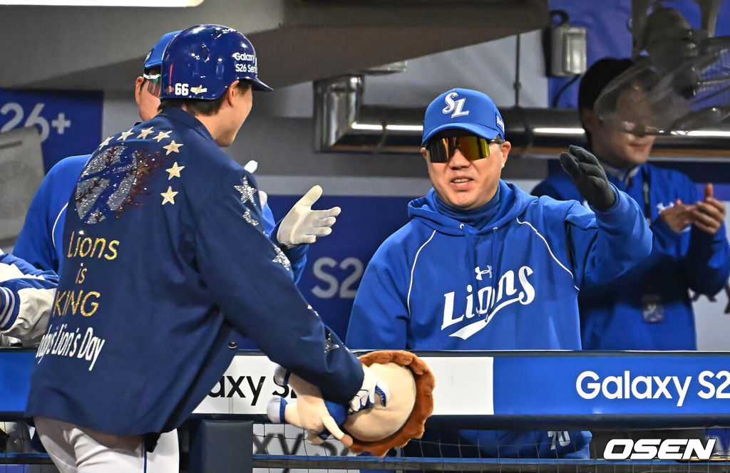10일 대구삼성라이온즈파크에서 2026 신한 SOL KBO 리그 삼성 라이온즈와 NC 다이노스의 경기가 열렸다. 홈팀 삼성은 후라도가, 방문팀 NC는 구창모가 선발 출전했다. 삼성 라이온즈 박승규가 5회말 1사 좌월 솔로 홈런을 치고 박진만 감독의 축하를 받고 있다. 2026.04.10 / foto0307@osen.co.kr