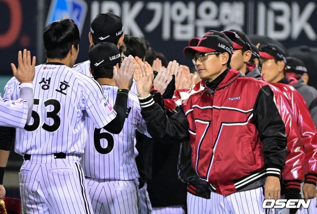 LG 염경엽 감독이 천성호와 승리를 기뻐하고 있다. 2026.04.02 /cej@osen.co.kr