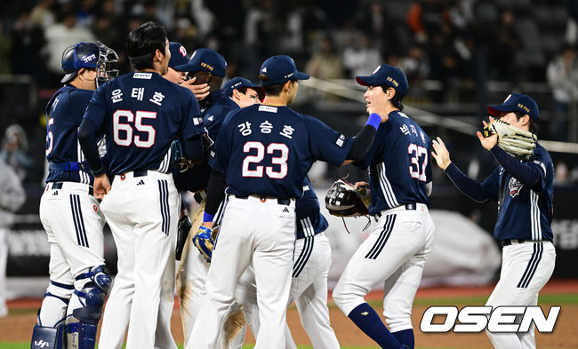 [OSEN=수원, 조은정 기자]두산이 불펜 악몽을 딛고 우여곡절 끝 시즌 첫 연승을 달성했다.프로야구 두산 베어스는 10일 수원KT위즈파크에서 열린 2026 신한 SOL KBO리그 KT 위즈와의 시즌 첫 맞대결에서 연장 11회 접전 끝 8-7 진땀승을 거뒀다.두산이 승리를 기뻐하고 있다. 2026.04.10 /cej@osen.co.kr