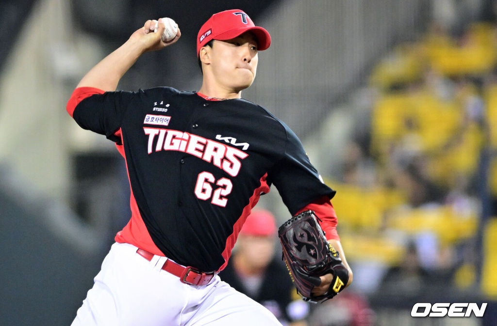 2일 서울 잠실야구장에서 2026 신한 SOL KBO리그 LG 트윈스와 KIA 타이거즈의 경기가 열렸다. 이날 LG는 웰스, KIA는 김태형을 선발로 내세웠다. 8회말 KIA 정해영이 역투를 하고 있다. 2026.04.02 /cej@osen.co.kr