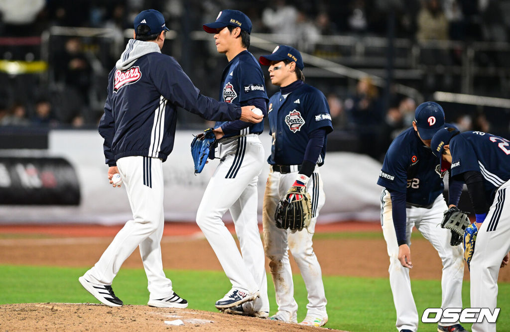 10일 경기도 수원 KT위즈파크에서 2026 신한 SOL KBO리그 KT 위즈와 두산 베어스의 경기가 열렸다.이날 KT는 사우어, 두산은 곽빈을 선발투수로 내세웠다.연장 11회말 2사 1,2루에서 두산 박신지가 교체되고 있다. 2026.04.10 /cej@osen.co.kr