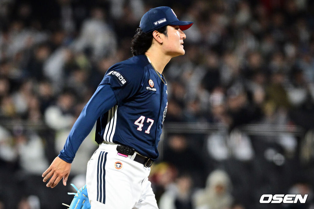 10일 경기도 수원 KT위즈파크에서 2026 신한 SOL KBO리그 KT 위즈와 두산 베어스의 경기가 열렸다.이날 KT는 사우어, 두산은 곽빈을 선발투수로 내세웠다.5회말 2사 1루에서 두산 곽빈이 KT 김현수에게 삼진을 이끌어낸 뒤 무실점으로 이닝을 끝내고 있다. 2026.04.10 /cej@osen.co.kr