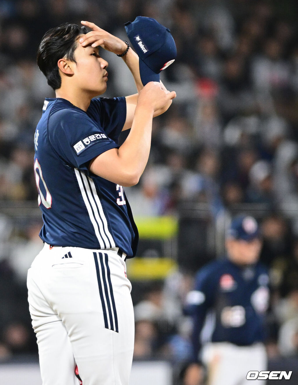 10일 경기도 수원 KT위즈파크에서 2026 신한 SOL KBO리그 KT 위즈와 두산 베어스의 경기가 열렸다.이날 KT는 사우어, 두산은 곽빈을 선발투수로 내세웠다.7회말 1사 만루가 되자 두산 양재훈이 아쉬워하고 있다. 2026.04.10 /cej@osen.co.kr