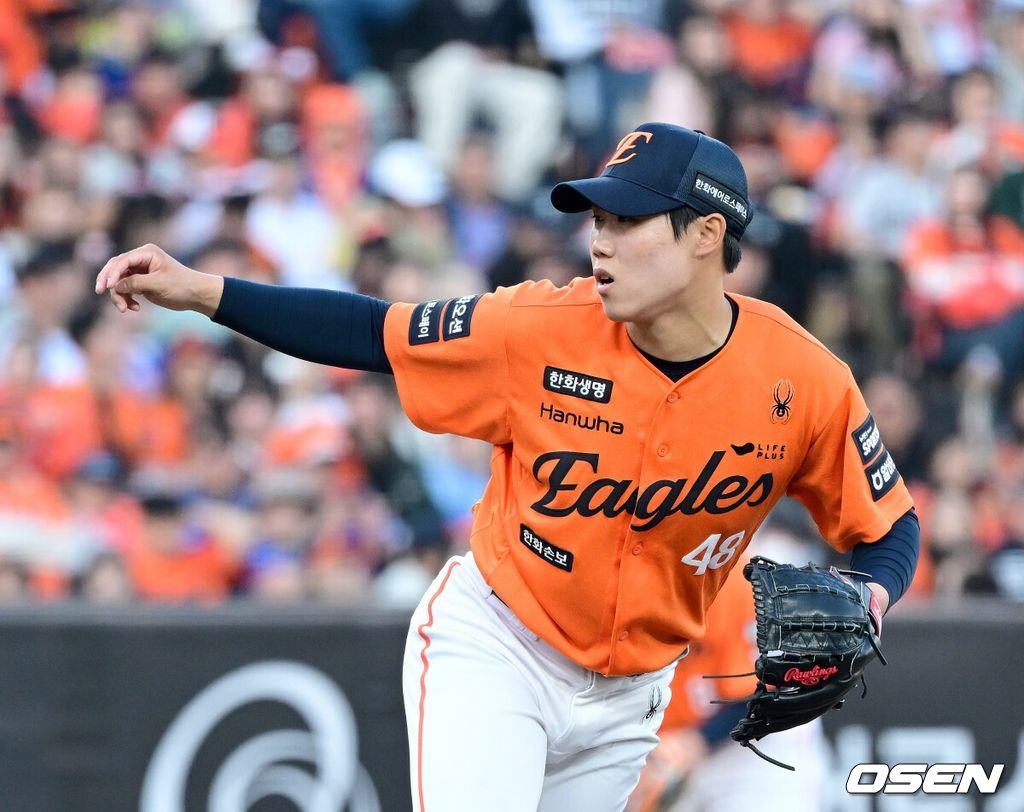 28일 대전 한화생명볼파크에서 ‘2026 신한 SOL KBO리그’ 개막전 한화 이글스와 키움 히어로즈의 맞대결이 열렸다. 연장 11회초 2사 1,2루 상황 한화 원종혁이 힘차게 공을 뿌리고 있다. 2025.03.28 / dreamer@osen.co.kr