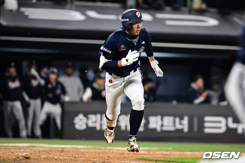 10일 경기도 수원 KT위즈파크에서 2026 신한 SOL KBO리그 KT 위즈와 두산 베어스의 경기가 열렸다.이날 KT는 사우어, 두산은 곽빈을 선발투수로 내세웠다.연장 11회초 무사 2루에서 두산 김민석이 다시 앞서가는 1타점 적시타를 날리고 있다. 2026.04.10 /cej@osen.co.kr