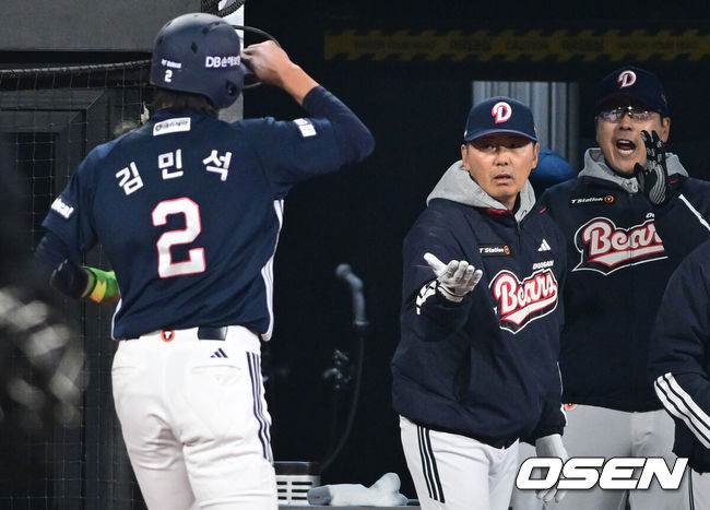 [OSEN=수원, 조은정 기자]10일 경기도 수원 KT위즈파크에서 2026 신한 SOL KBO리그 KT 위즈와 두산 베어스의 경기가 열렸다.이날 KT는 사우어, 두산은 곽빈을 선발투수로 내세웠다.연장 11회초 1사 3루에서 KT 3루수 류현인이 두산 박지훈 땅볼에 포구실책을 범했다. 이때 실책을 틈타 득점을 올린 김민석이 김원형 감독의 환영을 받고 있다. 2026.04.10 /cej@osen.co.kr