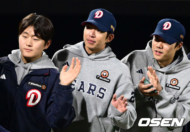 [OSEN=수원, 조은정 기자]두산이 불펜 악몽을 딛고 우여곡절 끝 시즌 첫 연승을 달성했다.프로야구 두산 베어스는 10일 수원KT위즈파크에서 열린 2026 신한 SOL KBO리그 KT 위즈와의 시즌 첫 맞대결에서 연장 11회 접전 끝 8-7 진땀승을 거뒀다.두산 김민석이 승리를 기뻐하고 있다. 2026.04.10 /cej@osen.co.kr