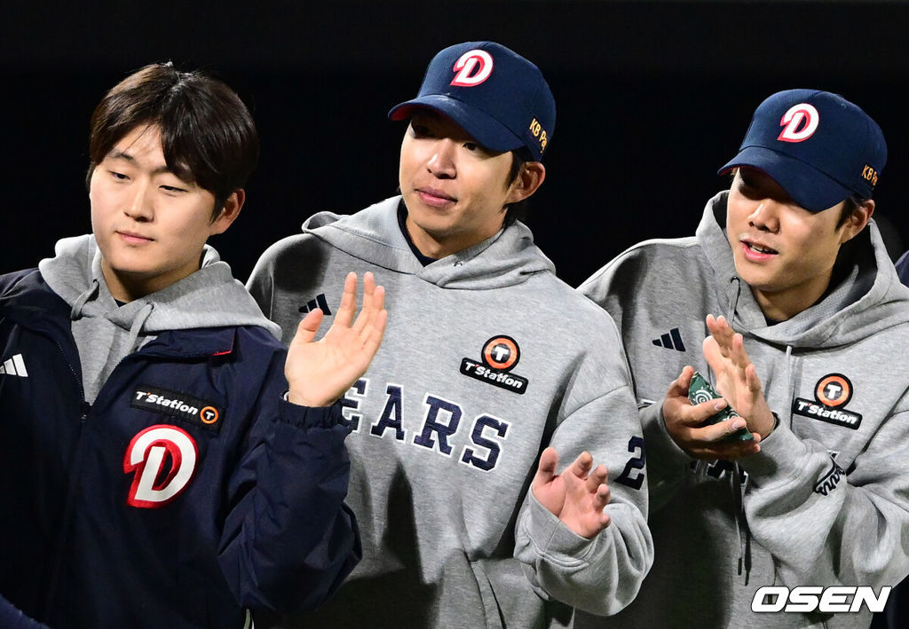 두산이 불펜 악몽을 딛고 우여곡절 끝 시즌 첫 연승을 달성했다.프로야구 두산 베어스는 10일 수원KT위즈파크에서 열린 2026 신한 SOL KBO리그 KT 위즈와의 시즌 첫 맞대결에서 연장 11회 접전 끝 8-7 진땀승을 거뒀다.두산 김민석이 승리를 기뻐하고 있다. 2026.04.10 /cej@osen.co.kr