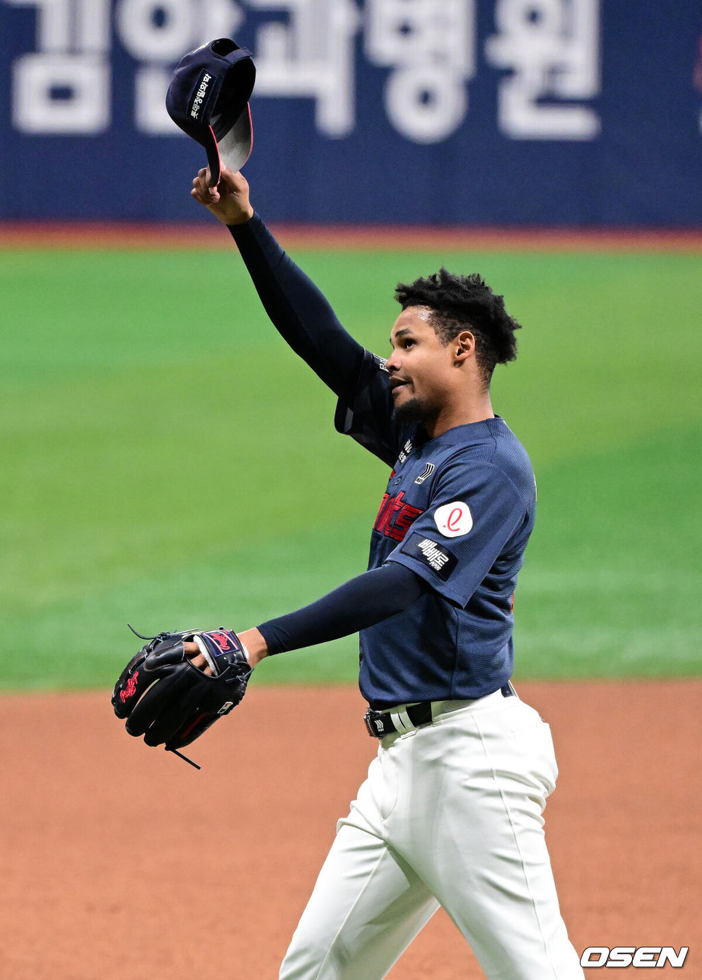 10일 서울 고척스카이돔에서 ‘2026 신한은행 SOL Bank KBO리그’ 키움 히어로즈와 롯데 자이언츠의 경기가 열렸다.이날 키움은 라울 알칸타라, 롯데는 엘빈 로드리게스를 선발투수로 내세웠다. 8회말 수비를 마친 롯데 로드리게스가 팬들의 환호에 화답하고 있다. 2026.04.10 / jpnews@osen.co.kr