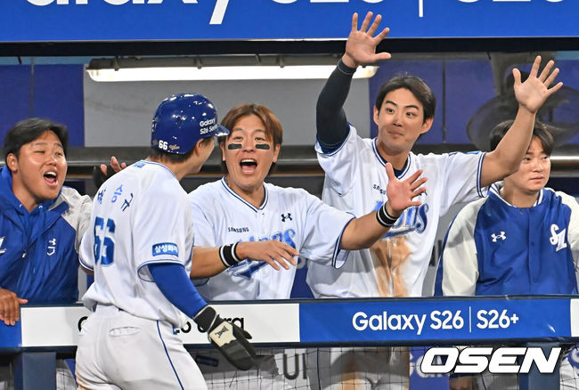 [OSEN=대구, 이석우 기자] 10일 대구삼성라이온즈파크에서 2026 신한 SOL KBO 리그 삼성 라이온즈와 NC 다이노스의 경기가 열렸다. 홈팀 삼성은 후라도가, 방문팀 NC는 구창모가 선발 출전했다. 삼성 라이온즈 박승규가 8회말 2사 3루 류지혁의 좌중간 1타점 2루타때 득점을 올리고 하이파이브를 하고 있다. 2026.04.10 / foto0307@osen.co.kr