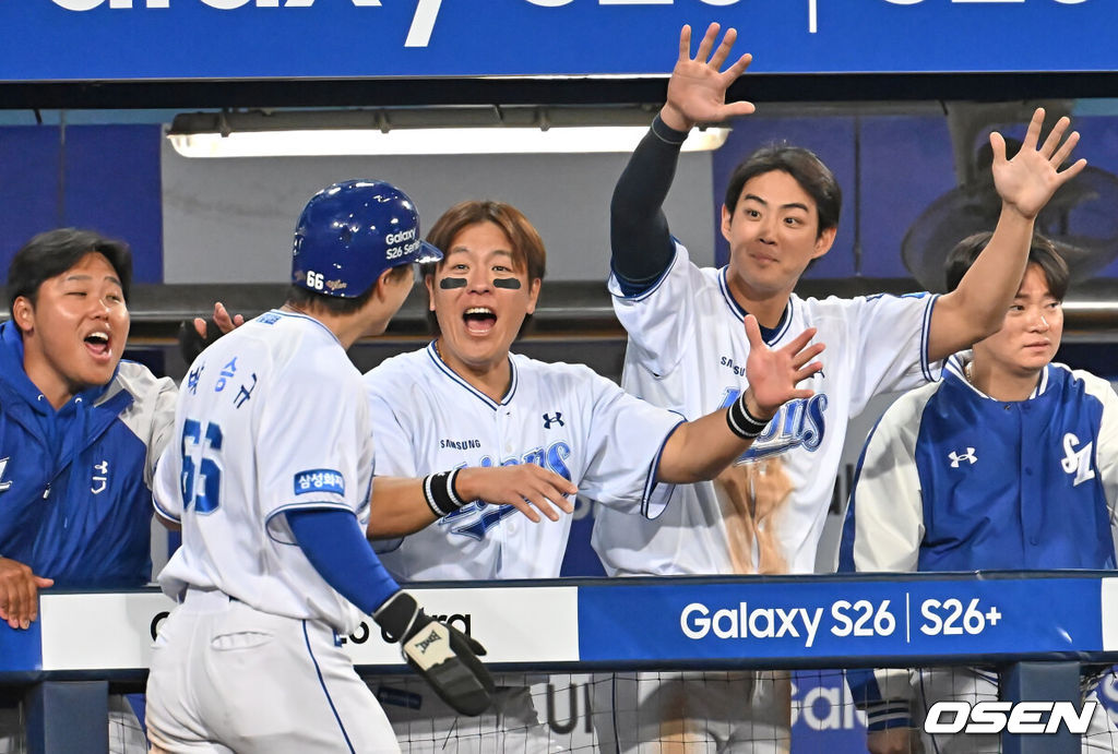10일 대구삼성라이온즈파크에서 2026 신한 SOL KBO 리그 삼성 라이온즈와 NC 다이노스의 경기가 열렸다. 홈팀 삼성은 후라도가, 방문팀 NC는 구창모가 선발 출전했다. 삼성 라이온즈 박승규가 8회말 2사 3루 류지혁의 좌중간 1타점 2루타때 득점을 올리고 하이파이브를 하고 있다. 2026.04.10 / foto0307@osen.co.kr