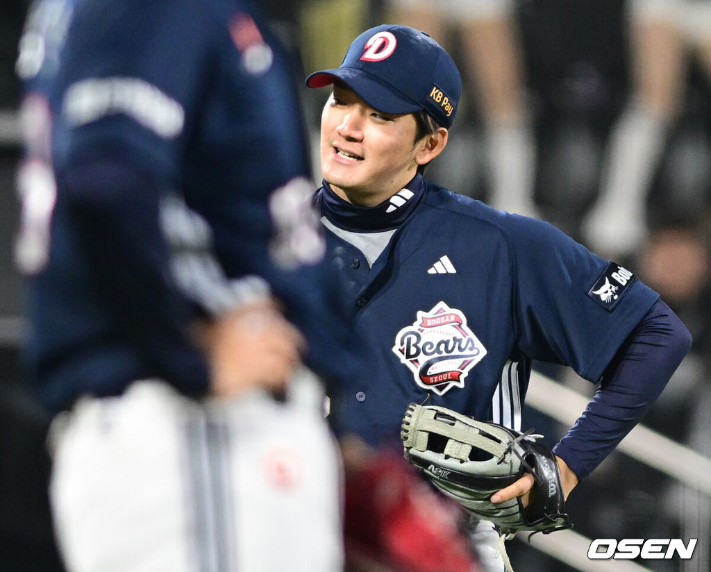 10일 경기도 수원 KT위즈파크에서 2026 신한 SOL KBO리그 KT 위즈와 두산 베어스의 경기가 열렸다.이날 KT는 사우어, 두산은 곽빈을 선발투수로 내세웠다.8회말 무사 1루에서 두산 3루수 안재석이 KT 김민석의 번트 타구를 캐치하며 플라이 아웃을 만든 뒤 더블플레이 상황으로 만들지 않을 걸 아쉬워하고 있다. 2026.04.10 /cej@osen.co.kr