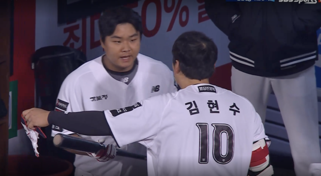 김민석과 상황을 복기 중인 김현수 / SBS스포츠 중계화면 캡처