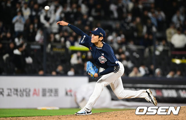 [OSEN=수원, 조은정 기자]10일 경기도 수원 KT위즈파크에서 2026 신한 SOL KBO리그 KT 위즈와 두산 베어스의 경기가 열렸다.이날 KT는 사우어, 두산은 곽빈을 선발투수로 내세웠다.연장 11회말 2사 1,2루에서 두산 윤태호가 역투하고 있다. 2026.04.10 /cej@osen.co.kr