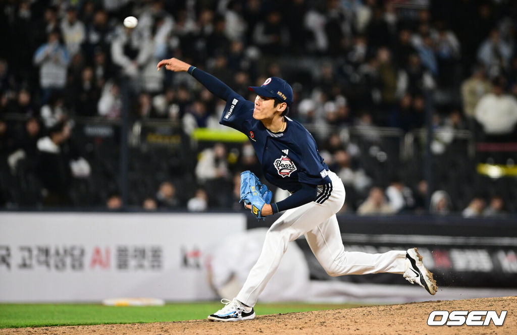 10일 경기도 수원 KT위즈파크에서 2026 신한 SOL KBO리그 KT 위즈와 두산 베어스의 경기가 열렸다.이날 KT는 사우어, 두산은 곽빈을 선발투수로 내세웠다.연장 11회말 2사 1,2루에서 두산 윤태호가 역투하고 있다. 2026.04.10 /cej@osen.co.kr