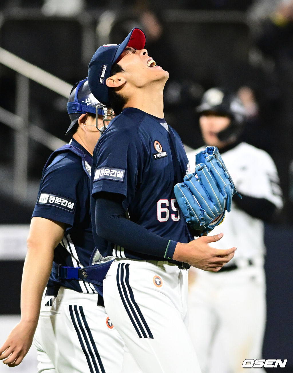 두산이 불펜 악몽을 딛고 우여곡절 끝 시즌 첫 연승을 달성했다.프로야구 두산 베어스는 10일 수원KT위즈파크에서 열린 2026 신한 SOL KBO리그 KT 위즈와의 시즌 첫 맞대결에서 연장 11회 접전 끝 8-7 진땀승을 거뒀다.경기 종료 후 세이브를 거둔 두산 윤태호가 승리를 기뻐하고 있다. 2026.04.10 /cej@osen.co.kr