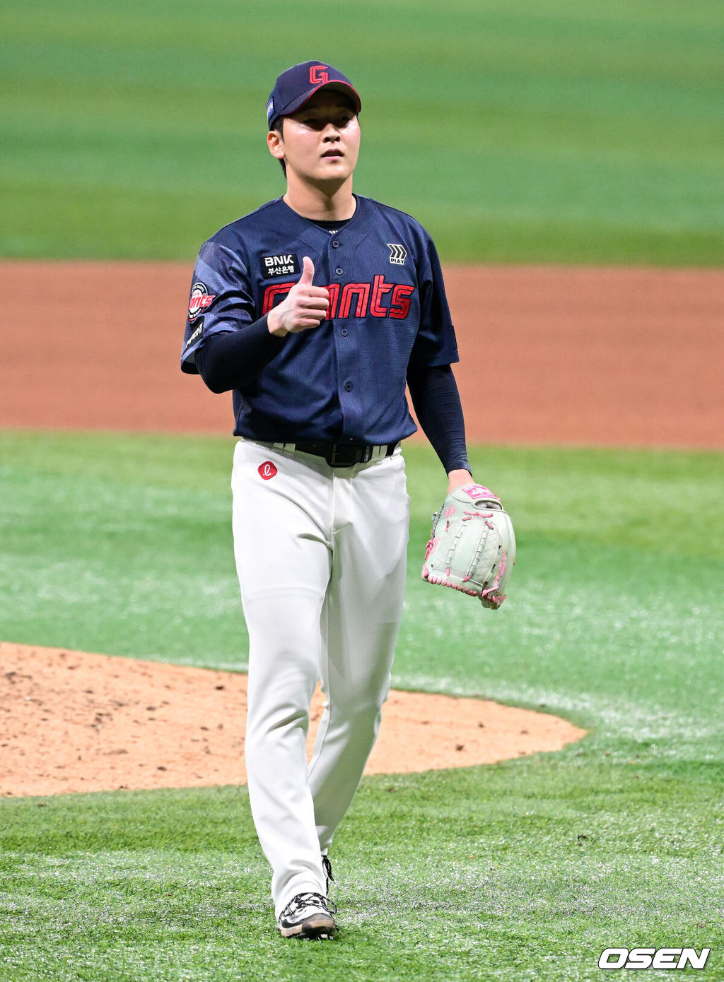 롯데가 10일 서울 고척스카이돔에서 열린 ‘2026 신한은행 SOL Bank KBO리그’ 키움 히어로즈와의 경기에서 3-1로 승리하며 2연승을 질주했다. 선발투수 엘빈 로드리게스는 8이닝 4피안타(1피홈런) 11탈삼진 1실점 호투로 시즌 2승을 수확했다. 뒤이어 최준용이 등판해 1이닝 무실점 세이브를 기록했다. 시즌 첫 세이브다.경기를 마치고 롯데 최준용이 승리를 기뻐하고 있다. 2026.04.10 / jpnews@osen.co.kr