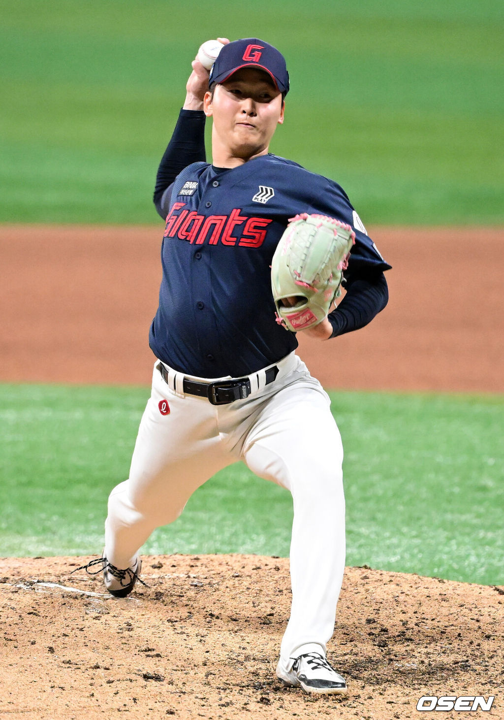 롯데가 10일 서울 고척스카이돔에서 열린 ‘2026 신한은행 SOL Bank KBO리그’ 키움 히어로즈와의 경기에서 3-1로 승리하며 2연승을 질주했다. 선발투수 엘빈 로드리게스는 8이닝 4피안타(1피홈런) 11탈삼진 1실점 호투로 시즌 2승을 수확했다. 뒤이어 최준용이 등판해 1이닝 무실점 세이브를 기록했다. 시즌 첫 세이브다.9회말 롯데 최준용이 역투하고 있다. 2026.04.10 / jpnews@osen.co.kr