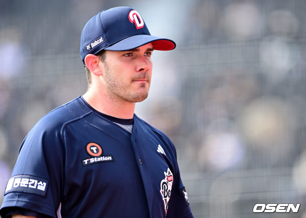 24일 경기도 수원 KT위즈파크에서 ‘2026 신한 SOL KBO리그’ KT 위즈와 두산 베어스의 시범경기가 열렸다.홈팀 KT는 케일럽 보쉴리, 방문팀 두산은 잭 로그를 선발로 내세웠다.5회말 투구를 마친 두산 선발 잭로그가 더그아웃으로 향하고 있다. 2026.03.24 / dreamer@osen.co.kr