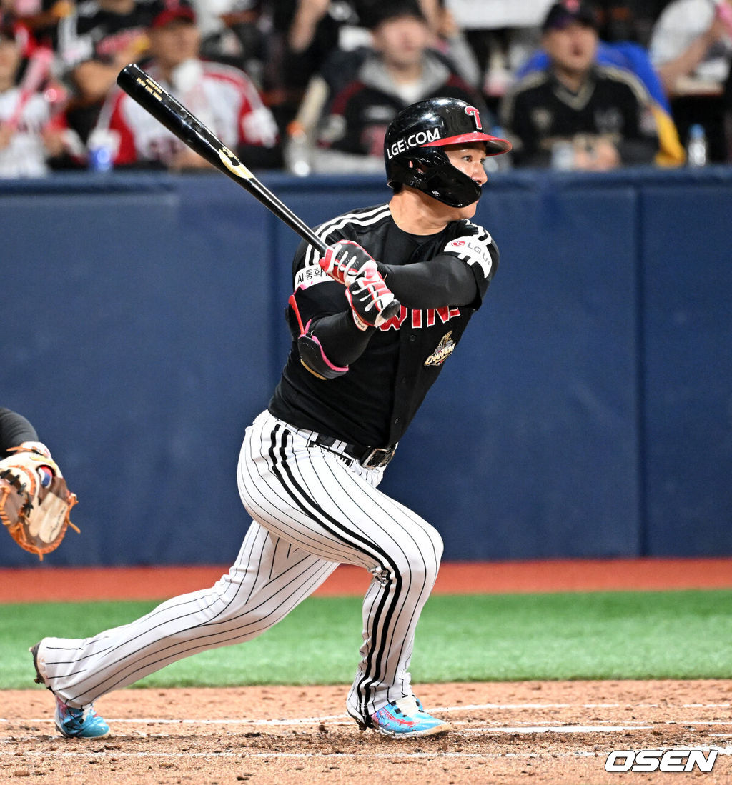 5일 서울 고척스카이돔에서 2026 신한 SOL KBO리그 키움 히어로즈와 LG 트윈스의 경기가 열렸다.이날 키움은 와일스, LG는 톨허스트를 선발로 내세웠다.4회초 무사 2,3루에서 LG 오지환이 중전 적시타를 치고 있다. 2026.04.05 /sunday@osen.co.kr