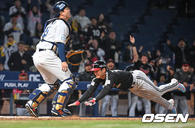 [OSEN=창원, 이석우 기자] 8일 창원NC파크에서 2026 신한 SOL KBO 리그 NC 다이노스와 LG 트윈스의 경기가 열렸다. 홈팀 NC는 신민혁이, 방문팀 LG는 웰스가 선발 출전했다. LG 트윈스 오지환이 8회초 2사 2루 중견수 쪽 적시타를 치고 홈으로 쇄도, 그라운드 홈런을 만들고 있다. 2026.04.08 / foto0307@osen.co.kr