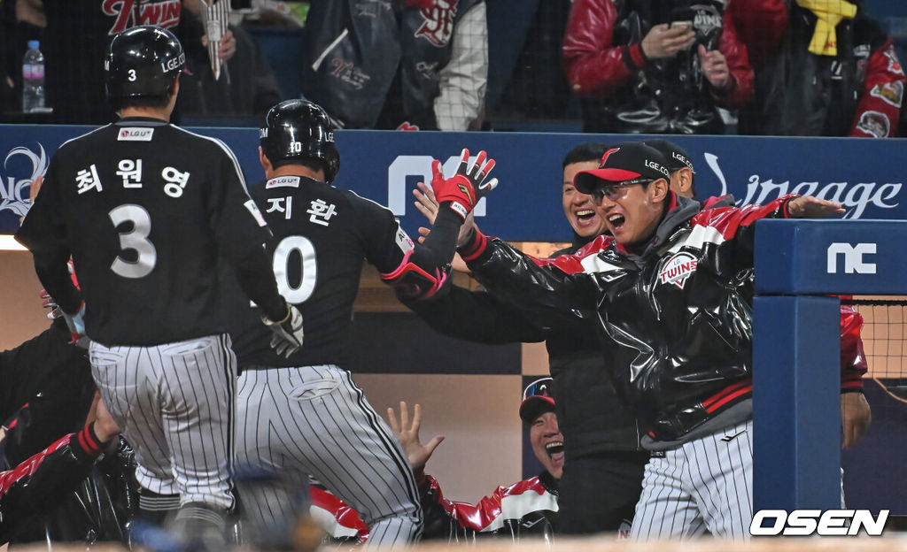 8일 창원NC파크에서 2026 신한 SOL KBO 리그 NC 다이노스와 LG 트윈스의 경기가 열렸다. 홈팀 NC는 신민혁이, 방문팀 LG는 웰스가 선발 출전했다. LG 트윈스 염경엽 감독이 8회초 2사 2루 중견수 쪽 적시타를 치고 홈으로 쇄도, 그라운드 홈런을 만든 오지환을 반기고 있다. 2026.04.08 / foto0307@osen.co.kr