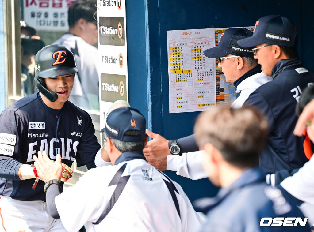 4일 오후 서울 잠실구장에서 ‘2026 신한은행 SOL Bank KBO리그’ 두산 베어스와 한화 이글스의 경기가 진행됐다.이날 두산은 곽빈을, 한화는 왕옌청이 선발투수로 내세웠다. 1회초 무사 2,3루 한화 문현빈의 선취 2타점 적시타때 김경문 감독이 3루 주자 오재원과 하이파이브하고 있다 2026.04.04 / soul1014@osen.co.kr