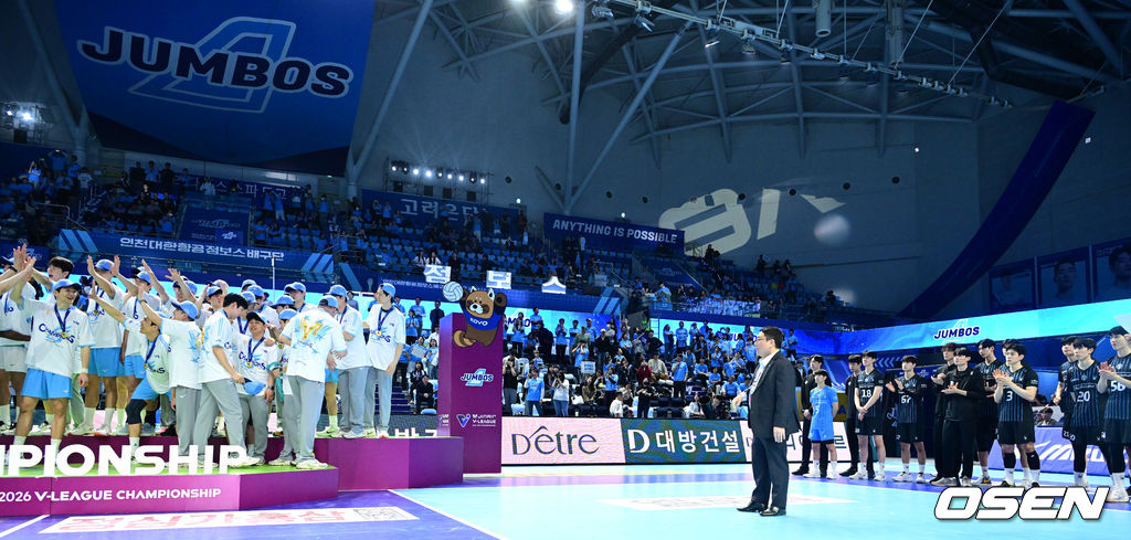 '챔피언' 대한항공을 축하하기 위해 30여 분간 기다린 뒤 도열해 박수를 보내는 현대캐피탈.