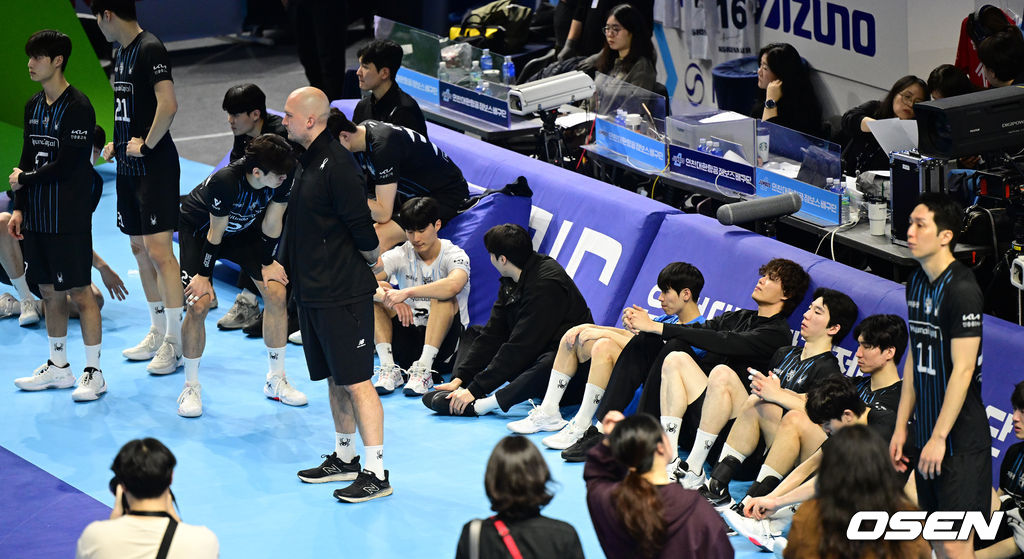 붉어진 눈시울로 코트를 지킨 현대캐피탈.