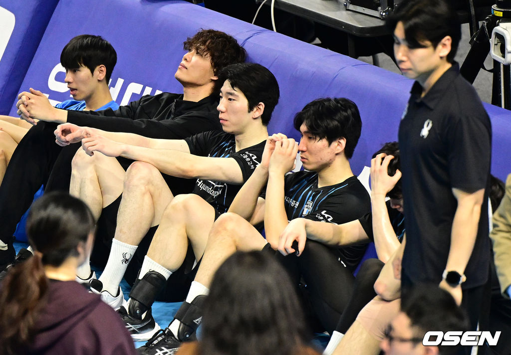 A보드에 기대 '챔피언' 대한항공을 기다리는 현대캐피탈.