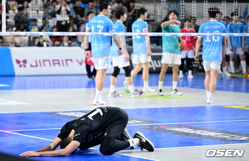 챔프 4차전을 마치고 팬들에게 인사하며 털썩 주저 앉은 현대캐피탈 레오.