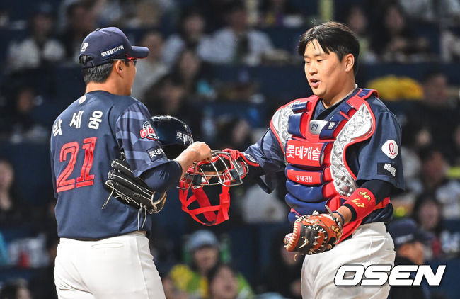 [OSEN=창원, 이석우 기자] 31일 창원NC파크에서 2026 신한 SOL KBO 리그 NC 다이노스와 롯데 자이언츠의 경기가 열렸다. 홈팀 NC는 토다가, 방문팀 롯데는 박세웅이 선발 출전했다. 롯데 자이언츠 유강남이 2회말 2사 1,3루 NC 다이노스 이우성의 내야 플라이볼을 손호영과 충돌하면서 잡고 박세웅으로부터 장비를 받고 있다. 2026.03.31 / foto0307@osen.co.kr