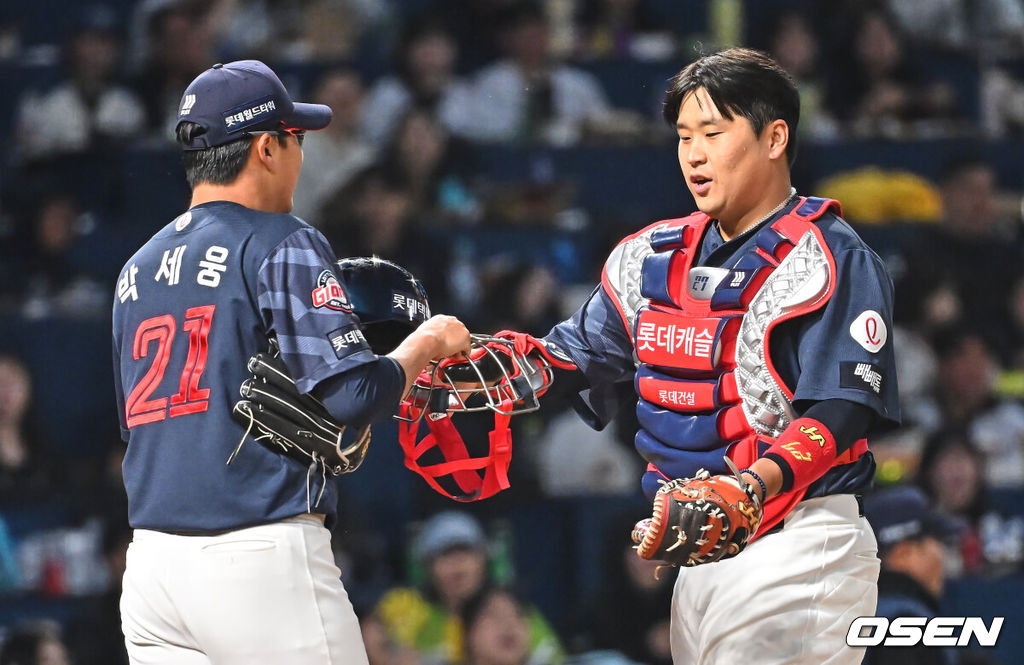 31일 창원NC파크에서 2026 신한 SOL KBO 리그 NC 다이노스와 롯데 자이언츠의 경기가 열렸다. 홈팀 NC는 토다가, 방문팀 롯데는 박세웅이 선발 출전했다. 롯데 자이언츠 유강남이 2회말 2사 1,3루 NC 다이노스 이우성의 내야 플라이볼을 손호영과 충돌하면서 잡고 박세웅으로부터 장비를 받고 있다. 2026.03.31 / foto0307@osen.co.kr