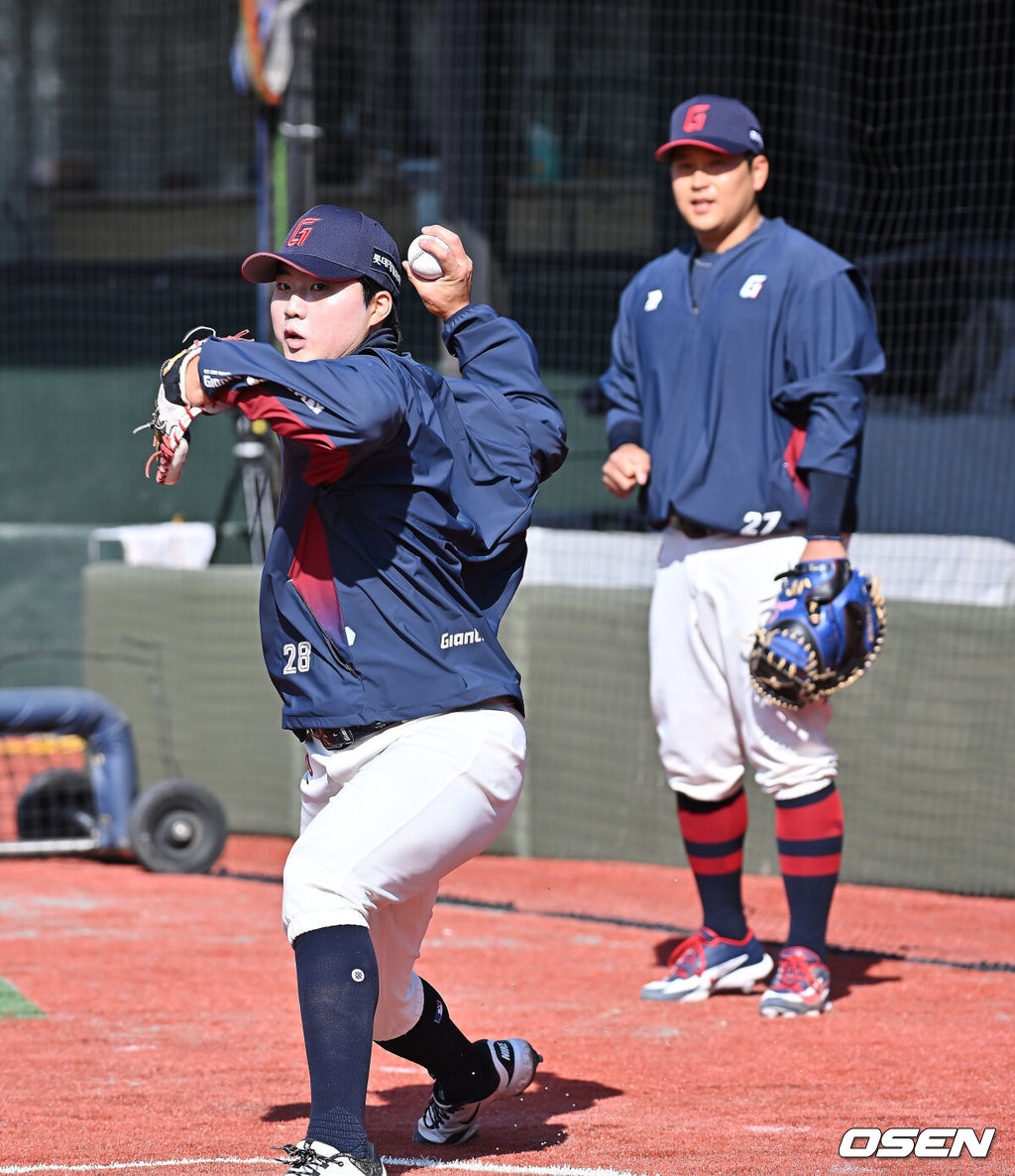 14일 부산 사직야구장에서 2026 신한 SOL KBO 리그 롯데 자이언츠와 LG 트윈스의 시범경기가 열린다. 지난 12일 시작된 시범경기는 24일까지 진행되며, 각 팀이 12경기씩 치러 총 60경기가 펼쳐진다.롯데 자이언츠 손성빈과 유강남이 훈련을 하고 있다. 2026.03.14 / foto0307@osen.co.kr