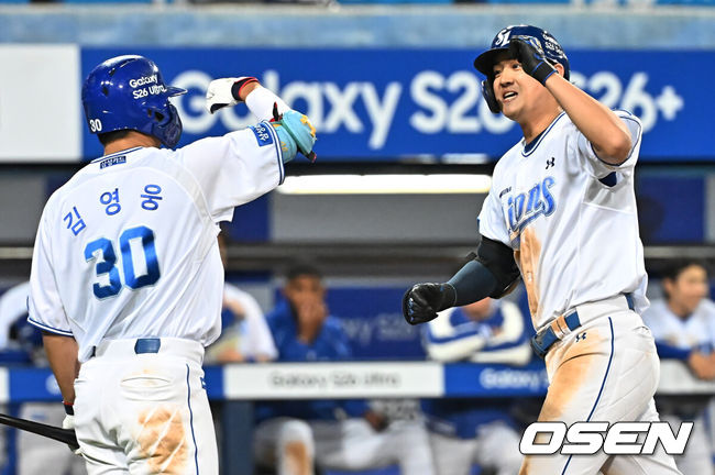 [OSEN=대구, 이석우 기자] 10일 대구삼성라이온즈파크에서 2026 신한 SOL KBO 리그 삼성 라이온즈와 NC 다이노스의 경기가 열렸다. 홈팀 삼성은 후라도가, 방문팀 NC는 구창모가 선발 출전했다. 삼성 라이온즈 구자욱이 6회말 무사 우월 솔로 홈런을 치고 하이파이브를 하고 있다. 2026.04.10 / foto0307@osen.co.kr