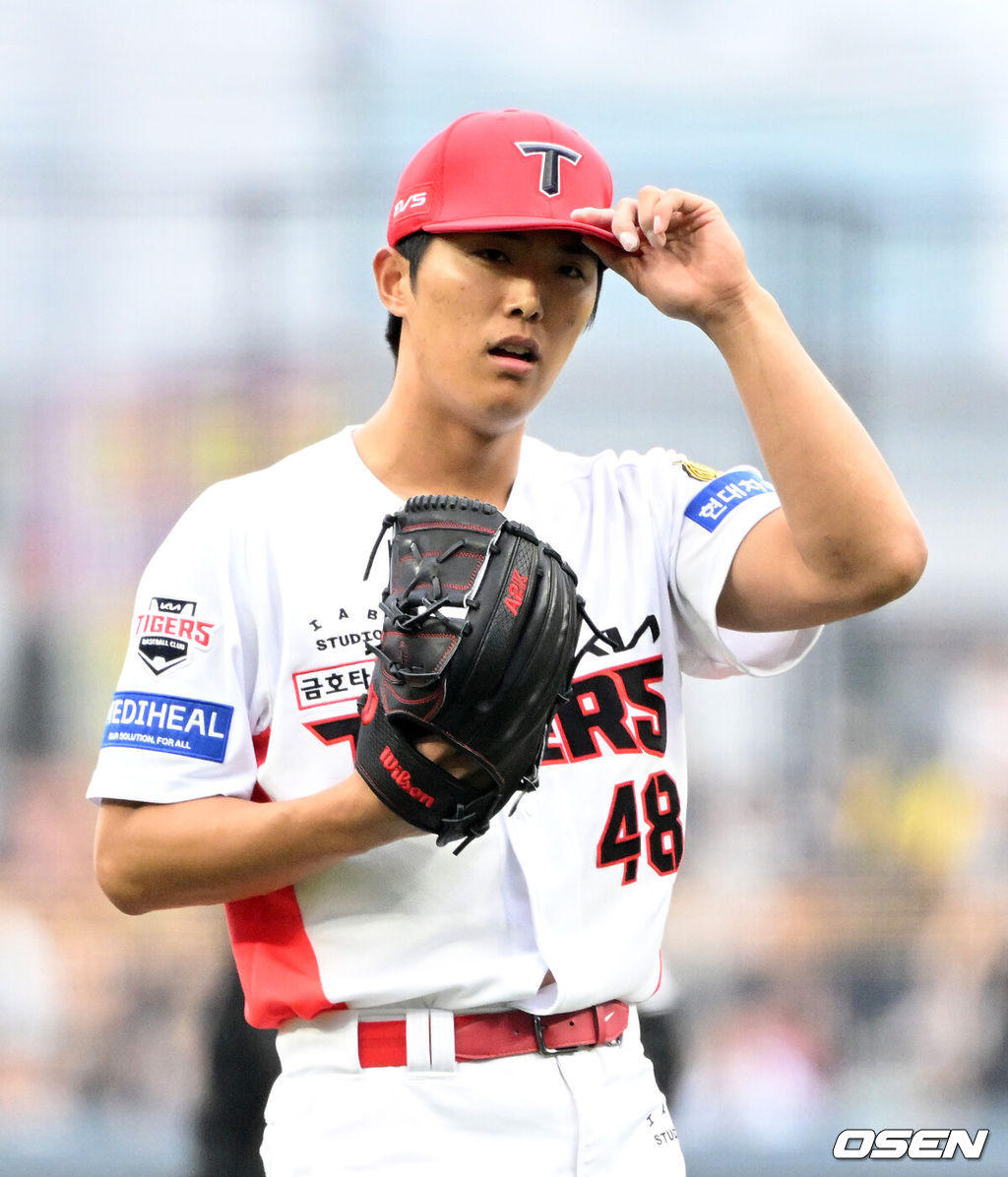 4일 광주-기아 챔피언스필드에서 2026 신한 SOL KBO리그 KIA 타이거즈와 NC 다이노스의 경기가 열렸다.이날 KIA는 이의리, NC는 커티스 테일러를 선발로 내세웠다.1회초 무사에서 KIA 선발투수 이의리가 투구를 준비하고 있다. 2026.04.04 /sunday@osen.co.kr