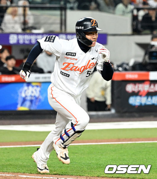 [OSEN=대전, 이대선 기자] 1일 대전 한화생명볼파크에서 2026 신한 SOL KBO리그 한화 이글스와 KT 위즈의 경기가 열렸다.이날 한화는 류현진, KT는 고영표를 선발로 내세웠다.2회말 2사 1,2루에서 한화 오재원이 땅볼을 치고 그라운드를 달ㄹ고 있다. 2026.04.01 /sunday@osen.co.kr