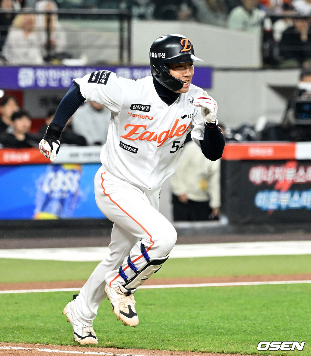 1일 대전 한화생명볼파크에서 2026 신한 SOL KBO리그 한화 이글스와 KT 위즈의 경기가 열렸다.이날 한화는 류현진, KT는 고영표를 선발로 내세웠다.2회말 2사 1,2루에서 한화 오재원이 땅볼을 치고 그라운드를 달ㄹ고 있다. 2026.04.01 /sunday@osen.co.kr