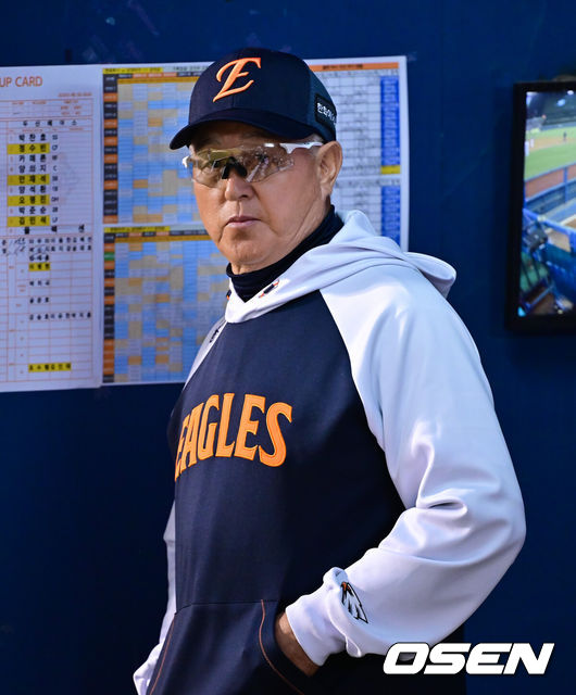 [OSEN=잠실, 박준형 기자] 3일 오후 서울 잠실구장에서 ‘2026 신한은행 SOL Bank KBO리그’ 두산 베어스와 한화 이글스의 경기가 진행됐다.이날 두산은 플렉센을, 한화는 에르난데스를 선발투수로 내세웠다.  6회말 한화 김경문 감독이 경기를 지켜보고 있다    2026.04.02 / soul1014@osen.co.kr