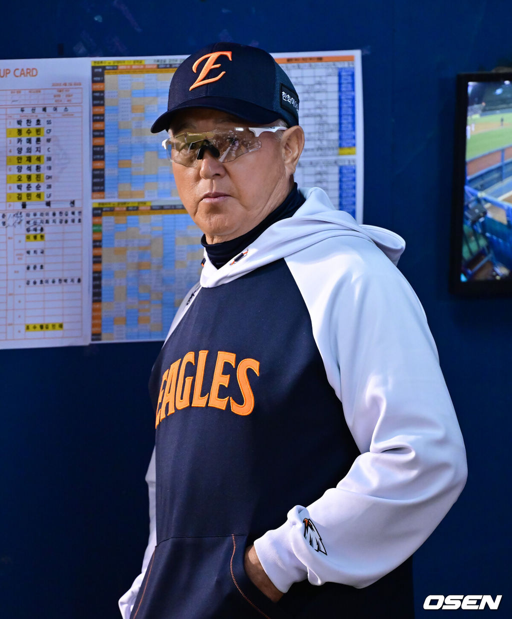 3일 오후 서울 잠실구장에서 ‘2026 신한은행 SOL Bank KBO리그’ 두산 베어스와 한화 이글스의 경기가 진행됐다.이날 두산은 플렉센을, 한화는 에르난데스를 선발투수로 내세웠다. 6회말 한화 김경문 감독이 경기를 지켜보고 있다 2026.04.02 / soul1014@osen.co.kr