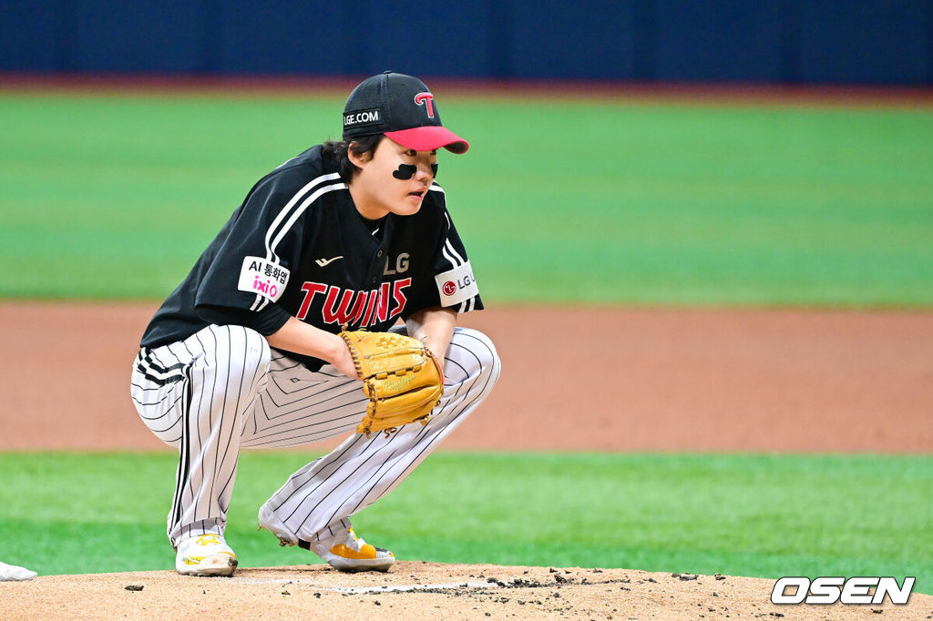 4일 오후 서울 고척스카이돔에서 ‘2026 신한은행 SOL Bank KBO리그’ 키움 히어로즈와 LG 트윈스의 경기가 진행됐다.이날 키움은 하영민을, LG는 임찬규를 선발투수로 내세웠다.  1회말 LG 선발투수 임찬규가 투구 앞서 주저앉아 홈을 바라보고 있다.   2026.04.04 / soul1014@osen.co.kr