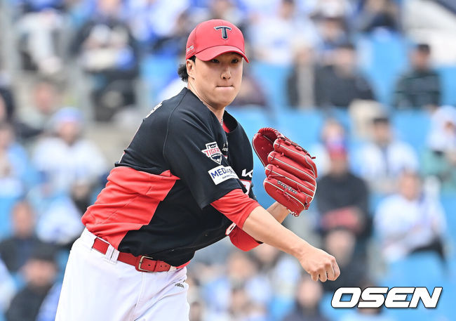 [OSEN=대구, 이석우 기자] 24일 대구삼성라이온즈파크에서 2026 신한 SOL KBO 리그 시범경기 삼성 라이온즈와 KIA 타이거즈의 경기가 열렸다. 홈팀 삼성은 오러클린이, 방문팀 KIA는 아담 올러가 선발 출전했다. KIA 타이거즈 정해영이 역투하고 있다. 2026.03.24 / foto0307@osen.co.kr