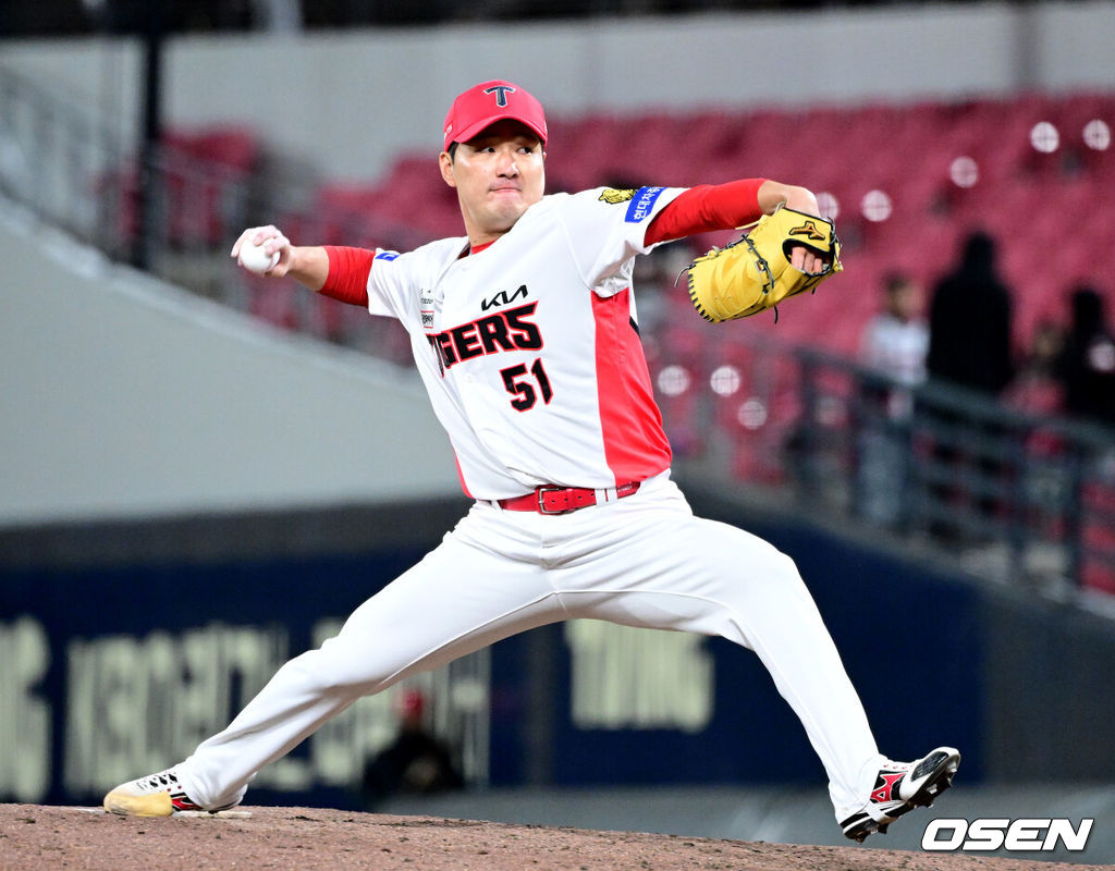 7일 광주-기아 챔피언스필드에서 ‘2026 신한 SOL KBO리그’ KIA 타이거즈와 삼성 라이온즈의 경기가 열렸다.홈팀 KIA는 양현종, 방문팀 삼성은 양창섭을 선발로 내세웠다. 8회초 마운드에 오른 KIA 투수 전상현이 힘차게 공을 뿌리고 있다. 2026.04.07 / dreamer@osen.co.kr